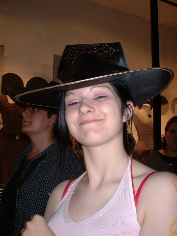 Une fan chapeautée