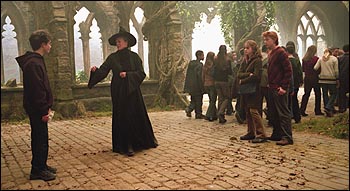 Le professeur McGonagall (Magie Smith) veut parler à Harry (Daniel Radcliffe)