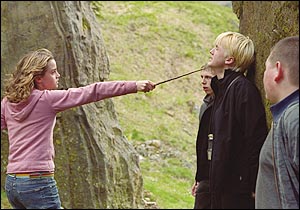 Hermione (Emma Watson) se dévergonde et menace Malefoy (Tom Felton)